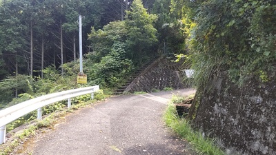 登城口。（武田山墓苑登山口）