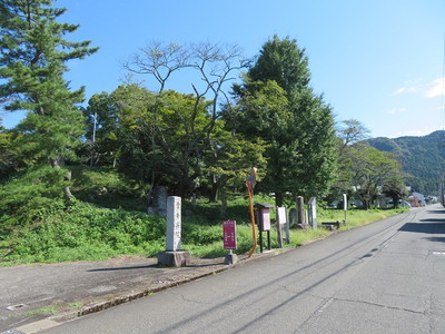 駐車スペース前の道路から見た城址