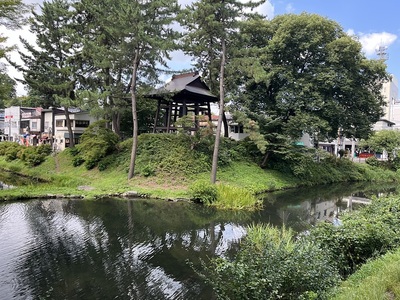 下曲輪隅にある時鐘と鶴ヶ池