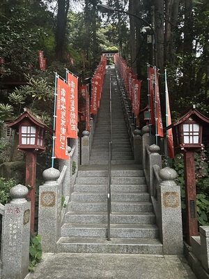 多気山持宝院の参道石段