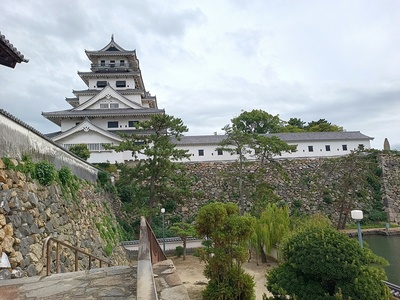 山里櫓下からの石垣と天守