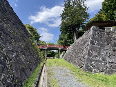 本丸とニノ丸の石垣の間から見た廊下橋