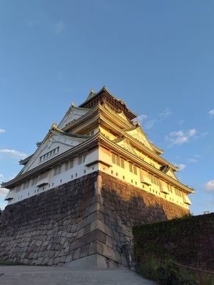 夕陽に映える大阪城天守