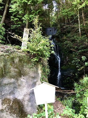 滝山城別名の亀穴城趾碑