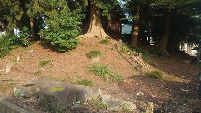 八幡神社に遺る土塁