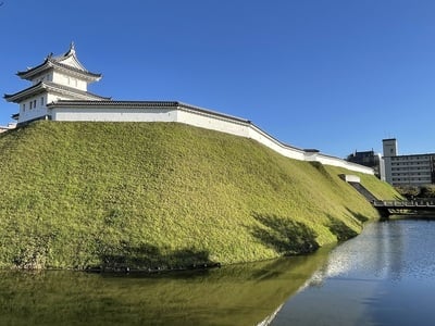 復元された土塁・堀・櫓