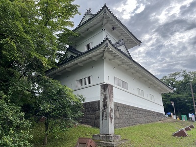 仙台城址碑と大手門脇櫓