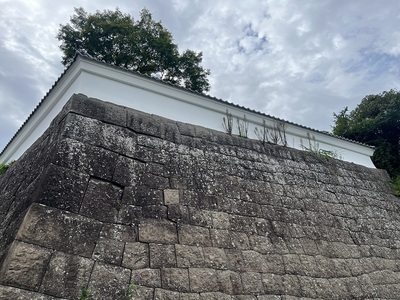 東から見た大手門北側土塀