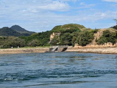 潮流体験の船から見た能島城跡