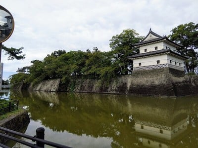 旧二の丸櫓跡と内堀