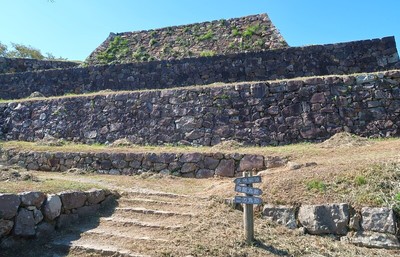 米子城 本丸四段石垣