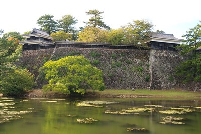 松江城 水堀越しの南櫓と中櫓