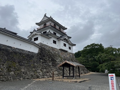 大手一ノ御門前から見た天守