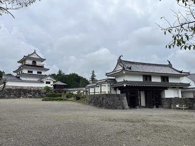 本丸内から見た大手二ノ御門と天守