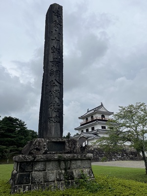 片倉小十郎碑と天守