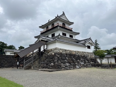 東南から見た天守