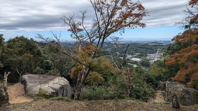 本丸からの眺望と物見岩