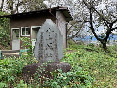 城址東側の石碑