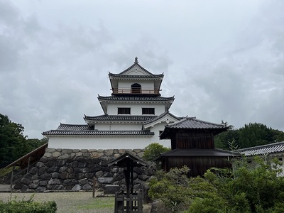 東から見た天守