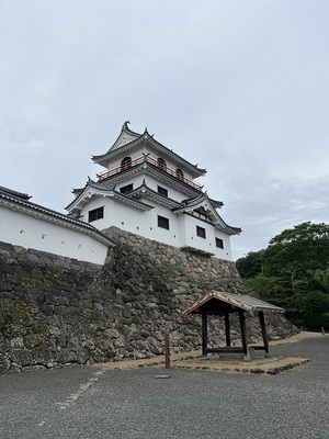 大手一ノ御門前から見た天守