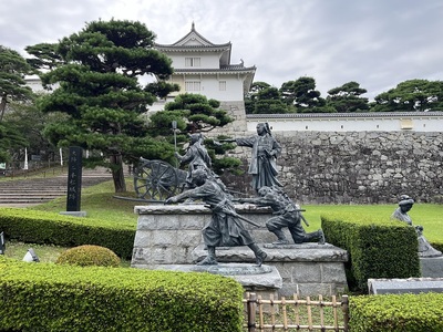 箕輪門前に建つ二本松少年隊像