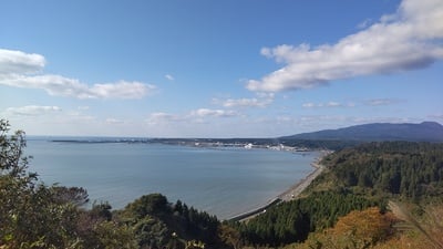 西郭から寒風山および日本海を望む