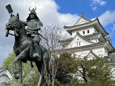 戸田氏鉄公騎馬像と天守