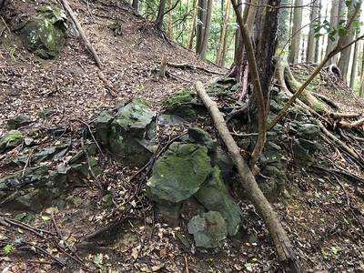 大手道と西の郭群の分岐にある石積み