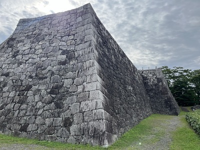 本丸東櫓台石垣（左手前）と天守台石垣（右奥）