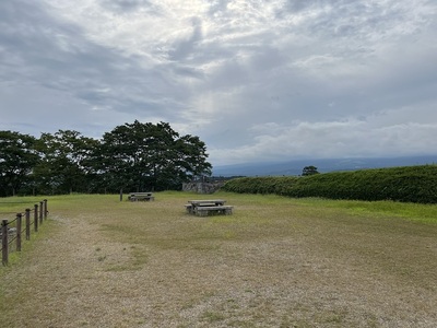 本丸門から見た本丸跡