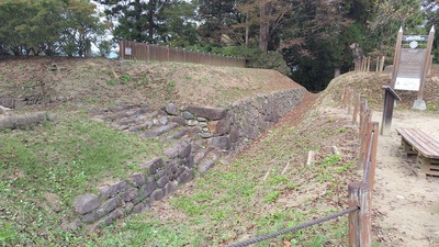 西櫓台の石垣・石段