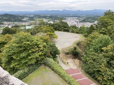 東櫓跡から見た乙森跡