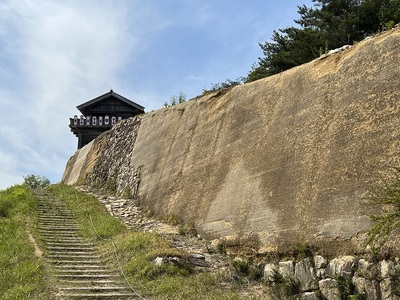 復元された城壁と西門の風景