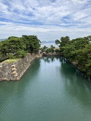 天守台より水門を臨む