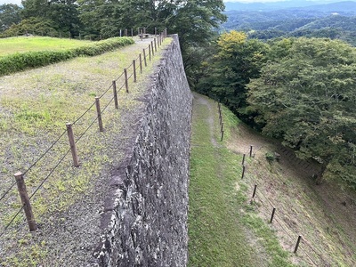 天守台から見た本丸北西面石垣