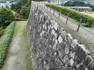 天守台から見た本丸北東面石垣