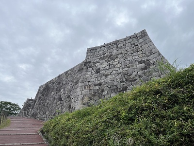 東から見た本丸石垣