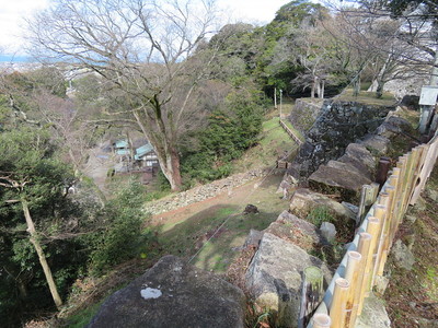 鐘の丸から大手門への登り石垣