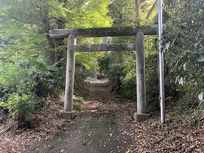 主郭への登城口になる天神社の鳥居