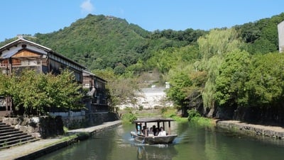 八幡堀をすすむ舟