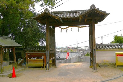 移築城門（神社側から）