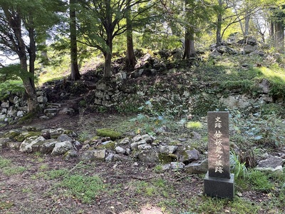 本丸前に建つ城跡碑