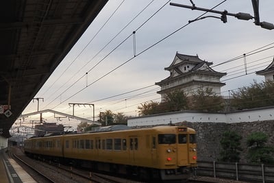 伏見櫓と列車（JR在来線ホームから）