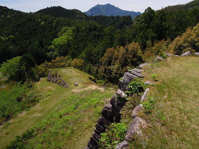 主郭から西郭を見下ろす