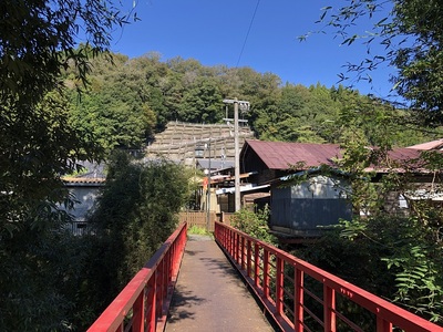 風鈴の架け橋と城山遠景