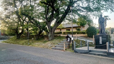 上泉伊勢守之像と土塁