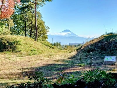 大手枡形土塁と富士山