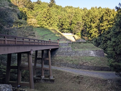 曳橋と御主殿石垣