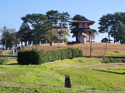 復元南門と築地塀の痕跡