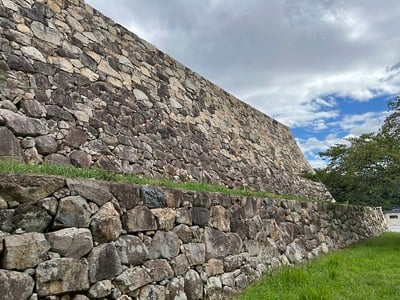 登城道から見たニノ丸石垣